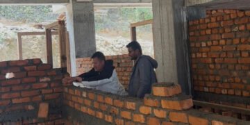 सम्झौता बिपरीतका इँटा प्रयोग गरेपछि प्रशासनिक भवनको पर्खाल भत्काइयो