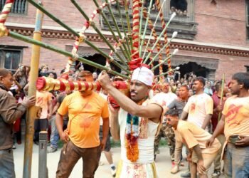 दश इन्च लामो सियोले जिब्रो छेडेर यसरी घुम्नुभयो टोलटोलमा सुजन…