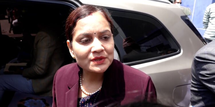 वीरमा पुगेर मन्त्रीले भनिन्, ‘स्वास्थ्य परीक्षण रिपोर्ट लिन अस्पताल आउनै नपर्ने व्यवस्था गर्छौँ’