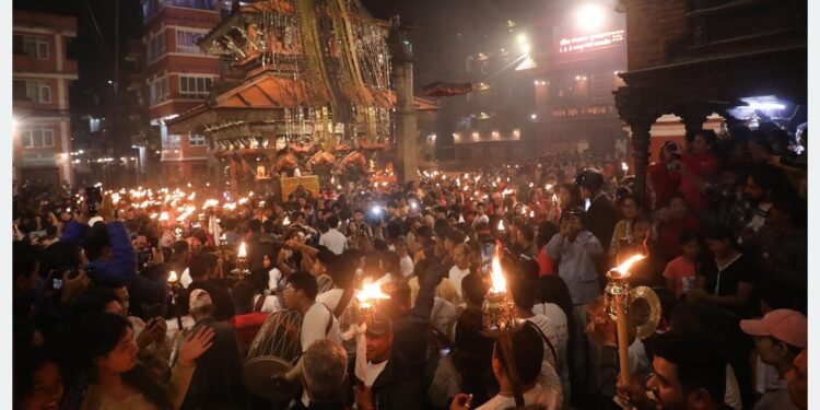 भक्तपुरमा बिस्केट जात्राको रौनक, यस्तो छ किंवदन्ती