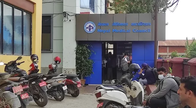 नागरिकता त्यागेपछि १७ डाक्टरको लाइसेन्स खारेज