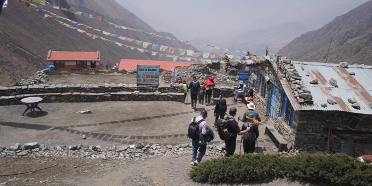 पर्यटकको पर्खाइमा थोरङ फेदी