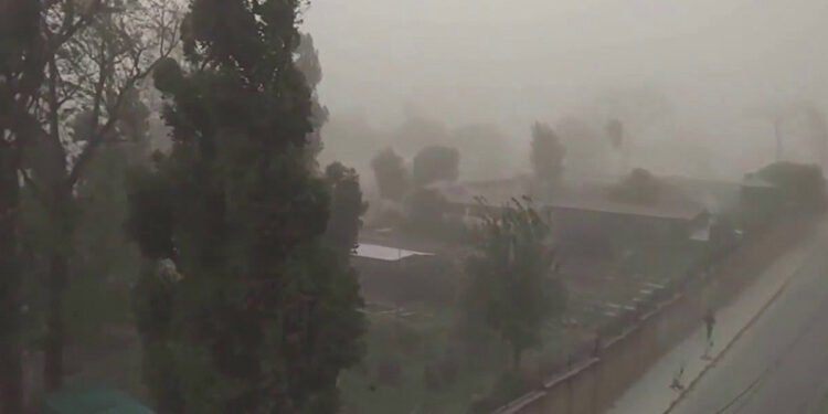 आज देशका विभिन्न स्थानमा तीव्र हावाहुरीको चेतावनी, सतर्कता अपनाउन आग्रह