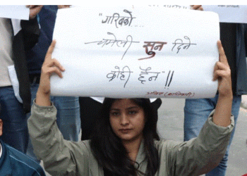 माइतीघरमा विद्यार्थीको व्यंग्यात्मक प्रदर्शन : सम्पत्ति देखियो, स्रोत खोइ?