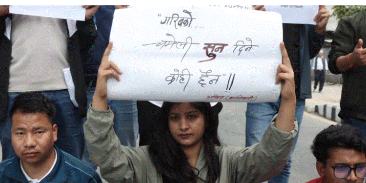 माइतीघरमा विद्यार्थीको व्यंग्यात्मक प्रदर्शन : सम्पत्ति देखियो, स्रोत खोइ?