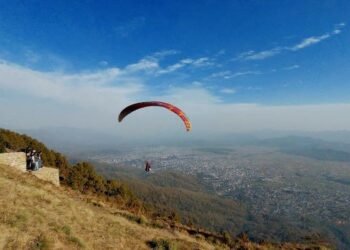 प्याराग्लाइडिङले रङ्गिँदै सुर्खेतको आकाश