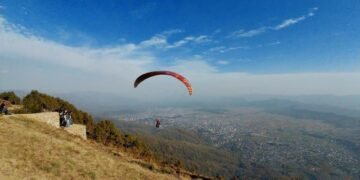 प्याराग्लाइडिङले रङ्गिँदै सुर्खेतको आकाश