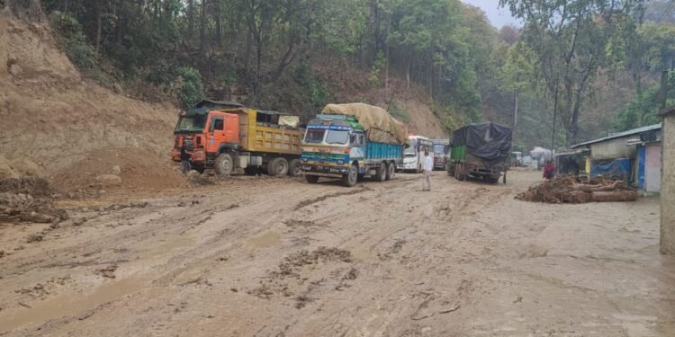 दाउन्ने खण्डमा हिलोले सडक अवरुद्ध, बुटवल–नारायणगढ यातायात ठप्प