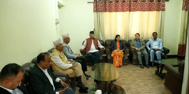 विपक्षी दलहरू एमाले कार्यालयमा बैठक बस्दै, अध्यादेशबारे साझा धारणा बनाउने तयारी