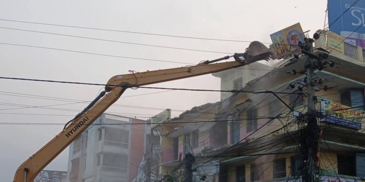 १३ वर्षपछिको प्रतीक्षा अन्त्य, वीरगन्जको ‘लाइफलाइन’मा सडक विस्तार सुरु