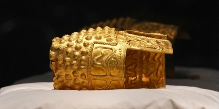 १४ महिनापछि स्वदेश फर्कियो २५०० वर्ष पुरानो अमूल्य सुनौलो हेलमेट