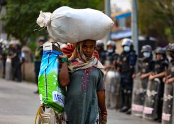 थापाथलीमा बाक्लो संख्यामा प्रहरी परिचालन, पोका पन्तुरा बोकेर निस्कदै सुकुम्बासीहरु (फोटोफिचर)