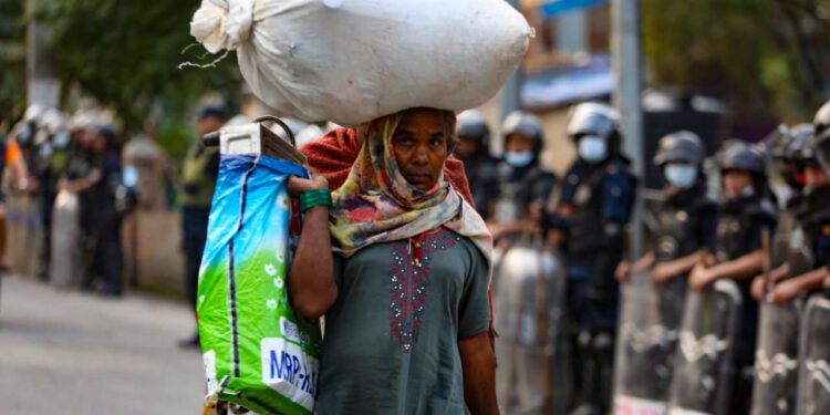 थापाथलीमा बाक्लो संख्यामा प्रहरी परिचालन, पोका पन्तुरा बोकेर निस्कदै सुकुम्बासीहरु (फोटोफिचर)