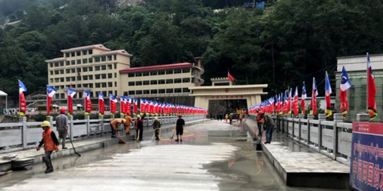 तातोपानी नाकामा चिनियाँ पर्यटकमाथि खुला लुटतन्त्र, प्रशासन मौन