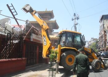 काठमाडाैं महानगरले चलायाे त्रिदेवी मन्दिर ठमेलमा बनेको अनाधिकृत संरचनामा डाेजर