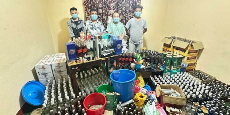 प्याकेट ब्रान्डेड, मदिरा नक्कली : ललितपुरबाट पक्राउ परे चार जना