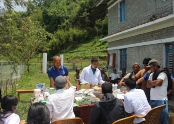 किसानको घरदैलोमै पुगेर पशुपन्छीको औषधोपचार