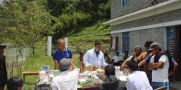 किसानको घरदैलोमै पुगेर पशुपन्छीको औषधोपचार