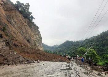 पहिरोले कान्ति, मध्य पहाडी र अरनिको राजमार्ग अवरुद्ध