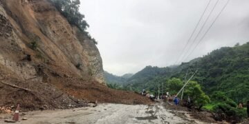 पहिरोले कान्ति, मध्य पहाडी र अरनिको राजमार्ग अवरुद्ध