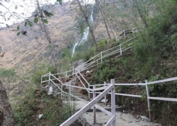 नारच्याङ झरना जोड्ने ‘रेलिङ’सहितको पदमार्ग