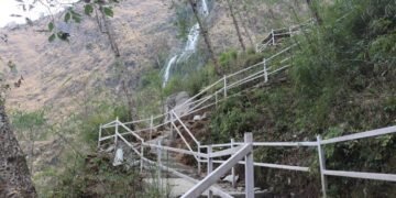 नारच्याङ झरना जोड्ने ‘रेलिङ’सहितको पदमार्ग