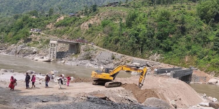 सुनकोशीको बेलिब्रिज झिकिएपछि समस्यामा स्थानीय
