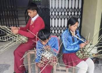 विद्यार्थीलाई चोयाको सामग्री बनाउने सीप प्रदान
