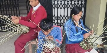 विद्यार्थीलाई चोयाको सामग्री बनाउने सीप प्रदान