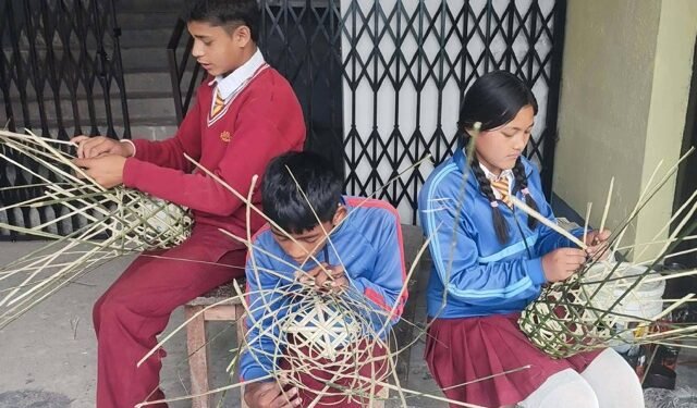 विद्यार्थीलाई चोयाको सामग्री बनाउने सीप प्रदान
