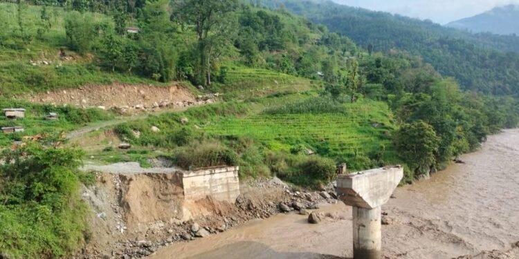 बाढीपहिरोले चार परिवार विस्थापित, जलविद्युत् आयोजनामा क्षति