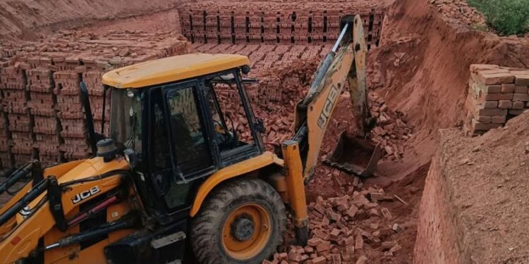 इँटाका चाङले पुरिँदा तीन मजदुरको मृत्यु