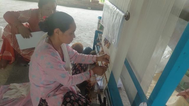गलैँचा बुन्न व्यस्त महिलाहरू