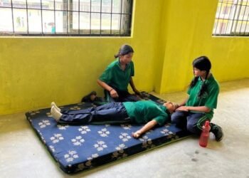 गर्मीले कक्षामा बस्नै गाह्रो, विद्यार्थी बेहोस हुन थाले