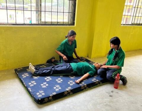 गर्मीले कक्षामा बस्नै गाह्रो, विद्यार्थी बेहोस हुन थाले