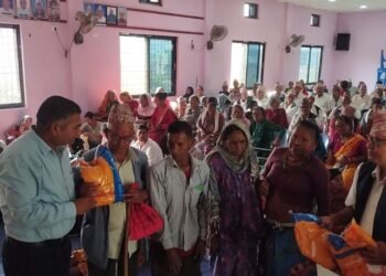 ज्येष्ठ नागरिकलाई झुल वितरण