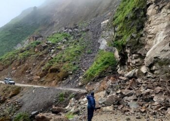 महभिरमा पहिरो खसेपछि बेनी–जोमसोम सडक अवरुद्ध