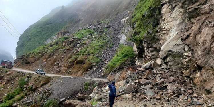 महभिरमा पहिरो खसेपछि बेनी–जोमसोम सडक अवरुद्ध