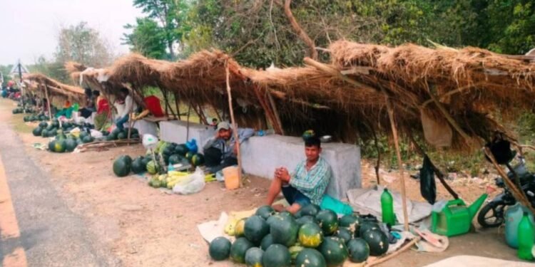 मुक्तकमैयाको दिनचर्या : बगरमा पसिना, राजमार्गमा व्यापार