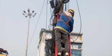 अव्यवस्थित तार हटाइँदै