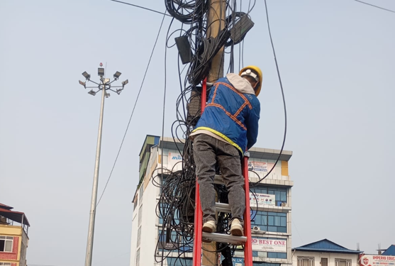 अव्यवस्थित तार हटाइँदै