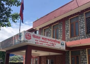 पोखराको खोलाघरमा बनेका अवैध संरचना हटाइँदै
