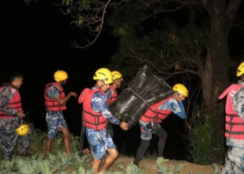 रोशी खोलामा फसेका यात्रुको मध्यरातमा उद्धार