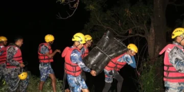रोशी खोलामा फसेका यात्रुको मध्यरातमा उद्धार