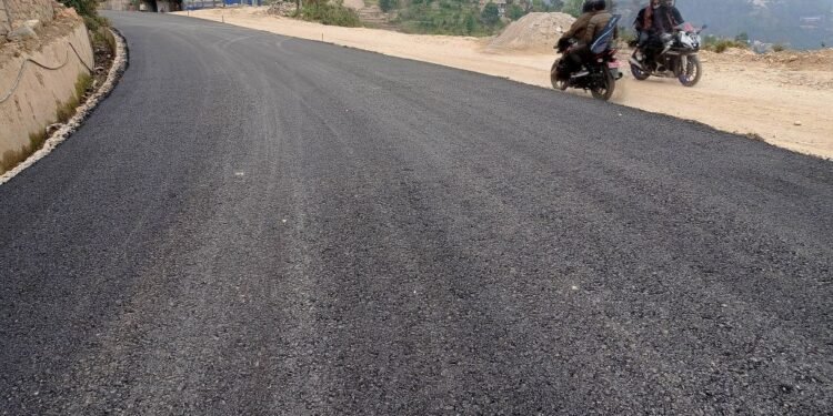 अरनिको राजमार्ग स्तरोन्नतिः ‘बिटुमिन’ अभावले दुई महिनादेखि काम प्रभावित