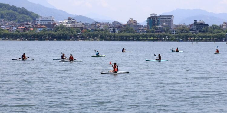 हुरीले फेवा तालमा फसेका १२ पर्यटकको उद्धार