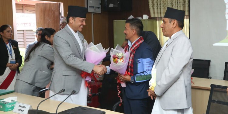 सगरमाथाको सफल आरोहण गरेका सांसद शेर्पा सम्मानित