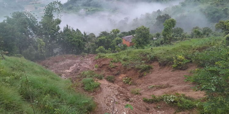 सिलिचोङमा पहिरो : ७ परिवार विस्थापित, विद्युत्, सञ्चार र यातायात ठप्प