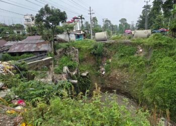 तीनढ्वाङ्गे पुलबाट जोखिमपूर्ण यात्रा