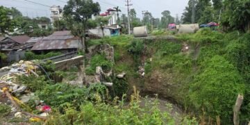 तीनढ्वाङ्गे पुलबाट जोखिमपूर्ण यात्रा